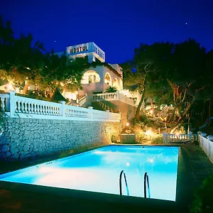 hostal-los-pinos-cala-sant-vicenc-mallorca.allmallorcahotels.com/